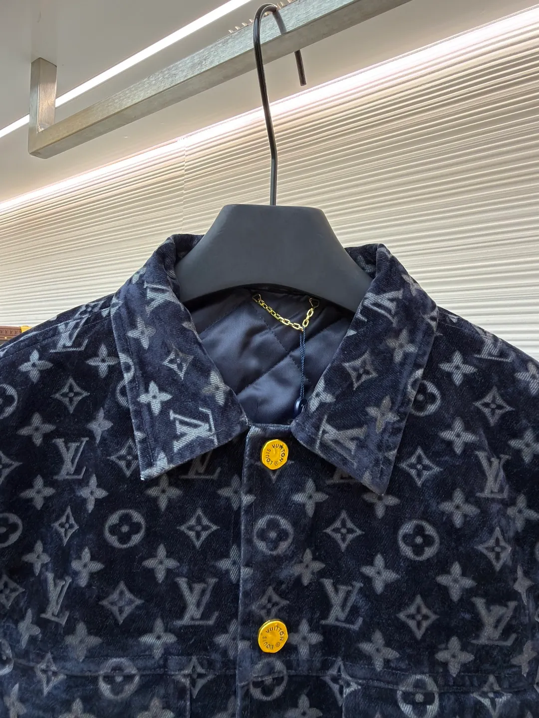 LOUIS VUITTON bonfire flocked denim jacket ●Original version: purchased and developed by 29909 ●Item number: 1681698-D90 ●Fabric: jacquard flocked denim fabric ●Technology: Shaohua production ●Version: fitted version ●Weight: about 1345 grams ●Size: 46-48-50-52 ●Description: Jacquard flocked denim fabric using twill weave. The texture is thick and the twill texture and clear lines have been properly processed. The fabric is custom-dyed and spun yarn is flocked, with the classic presbyopia pattern throughout. The entire piece of garment is cut using infrared laser positioning. The body is cut by hand to match the pattern. The pieces are cut and positioned to match the pattern. The entire width of the garment is fixed with single-needle embroidery in thick lines. From the waistband, trouser pockets, and pockets, all are made to high-end sewing standards, and multiple processes are exclusively developed and customized, resulting in huge fabric losses. Each piece is made by a master with rich washing experience. He uses gauze to dip acrylic paint and apply it evenly on the flocking surface by hand according to the original positioning method. The dyeing time is controlled, and the scrap rate of defective products is extremely high. Each large piece presents a unique fire cloud effect. The overall wiring is straight and delicate, the fabric is comfortable and soft, and the color is consistent without color difference. It can be matched with the same style to create a fashionable look and control various occasions. Customized accessories, complete with three standards, same style for men and women!